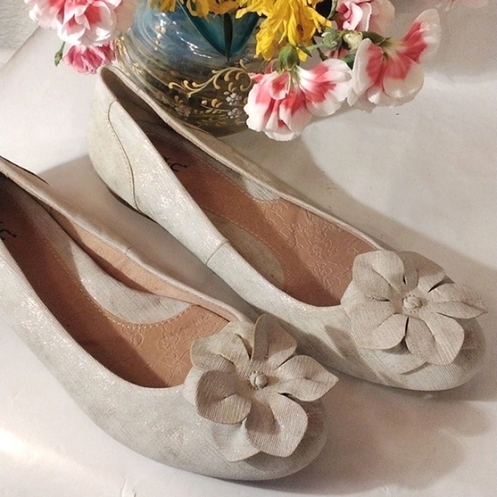 NWOT b.o.c. Fabric Flats With Flower